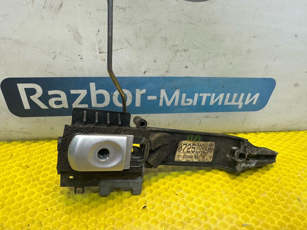 ручка наружная Ford Mondeo 3 поколение 2002, 2.0 л., бензин, МКПП, седан, 1S71F219A65AR - фото №1
