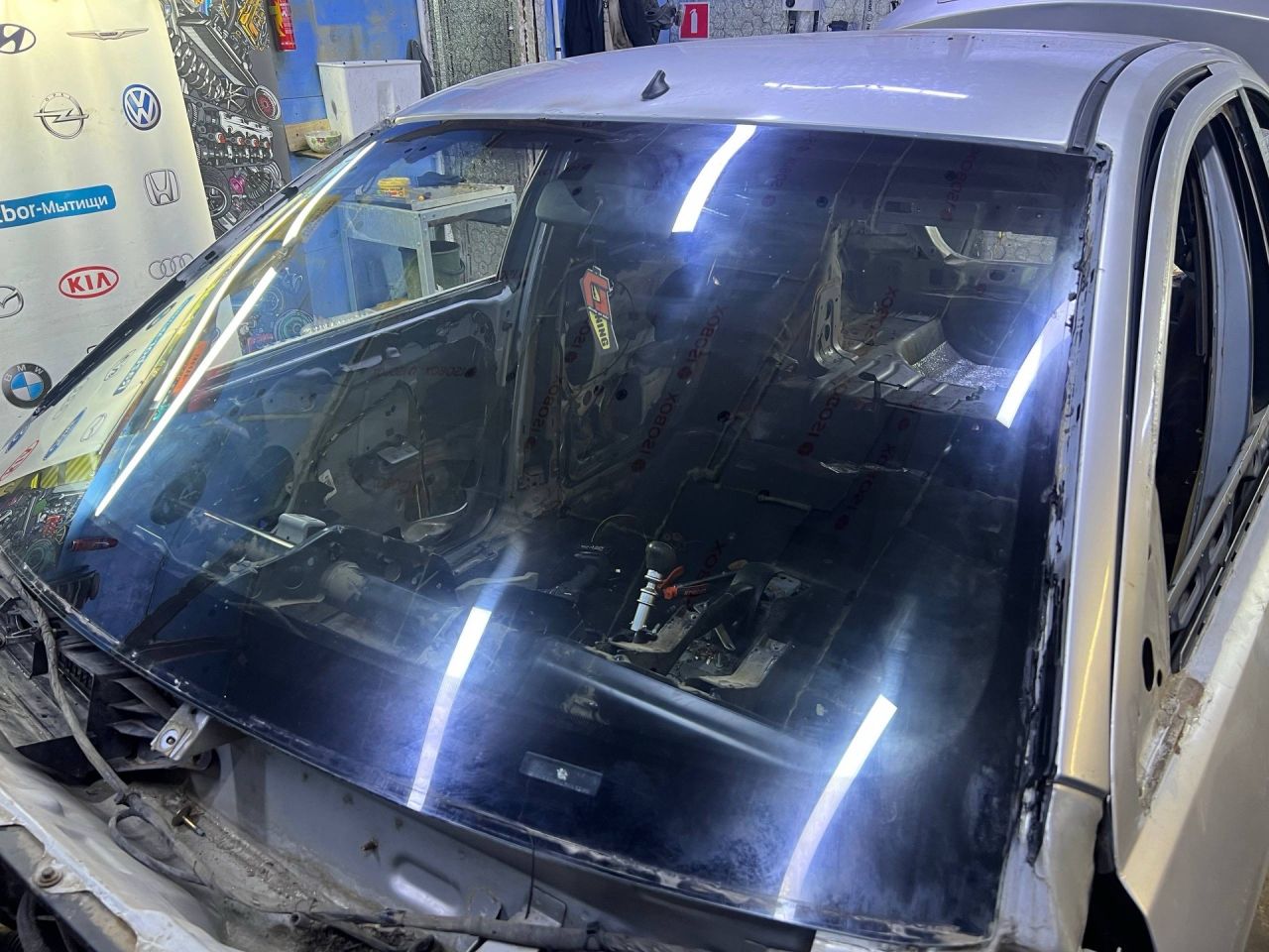 стекло лобовое Ford Mondeo 3 поколение 2002, 2.0 л., бензин, МКПП, седан - фото №1
