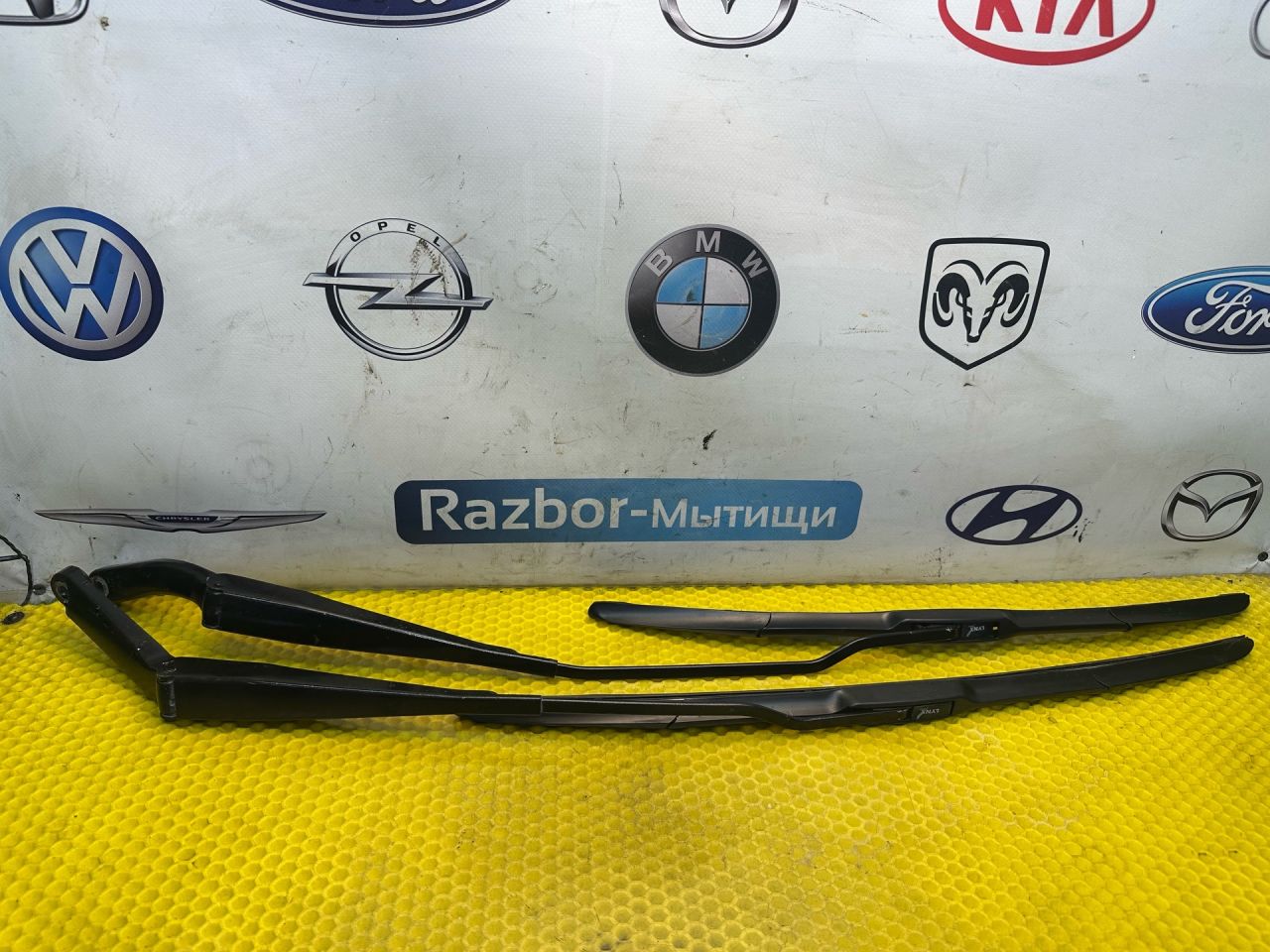 щеткодержатель (поводок стеклоочистителя, дворник) Ford Mondeo 3 поколение 2002, 2.0 л., бензин, МКПП, седан - фото №1