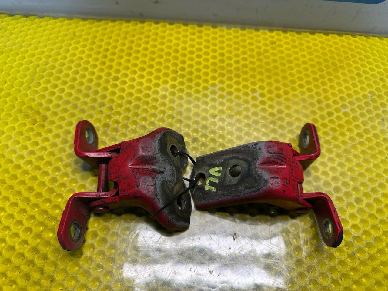 петля двери Hyundai Getz 1 поколение 2005, 1.3 л., G4EA, бензин, МКПП, красный, передний привод, 793101C000 - фото №1