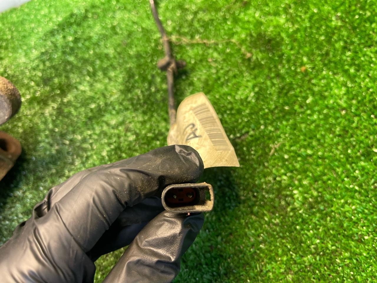 шумоизоляция капота Ford Mondeo 3 поколение 2003, 2.0 л., бензин, МКПП, универсал, 4S74-9F703-56 - фото №1