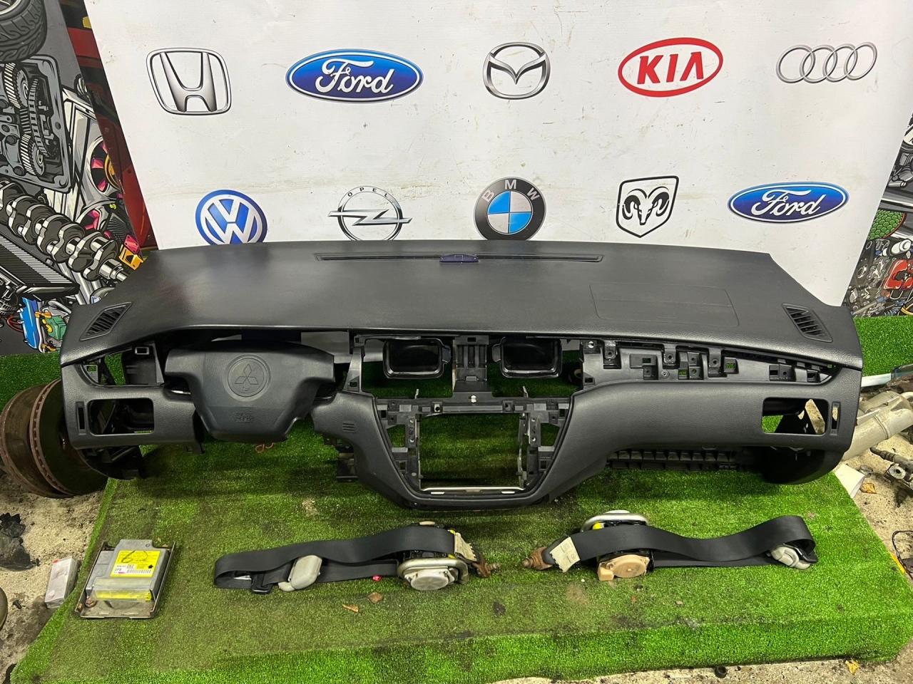 панель передняя салона (торпедо) Mitsubishi Lancer 9 поколение 2004, 1.6 л., 4G18, бензин, АКПП, пурпурный, седан, передний привод - фото №1