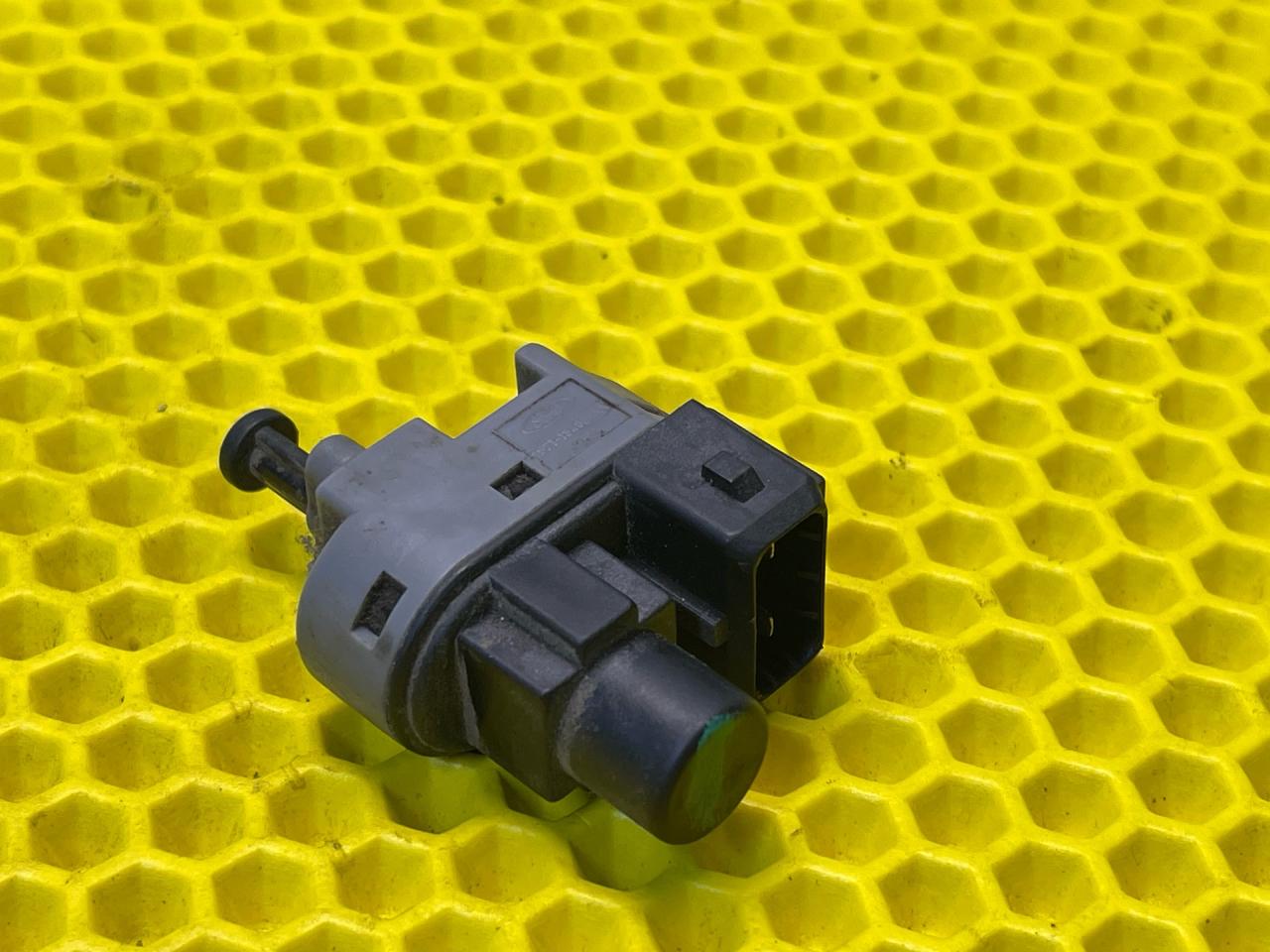 Датчик педали тормоза (лягушка) Ford Mondeo 3 поколение 2003, 2.0 л., бензин, МКПП, универсал, 1S7T-18400-AA - фото №1