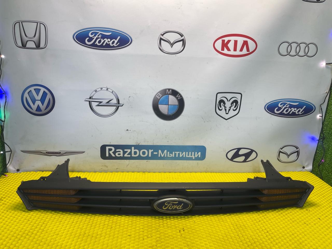 решетка радиатора Ford Focus 1 поколение 2001, 2.0 л., EDDB, бензин, АКПП, седан - фото №1