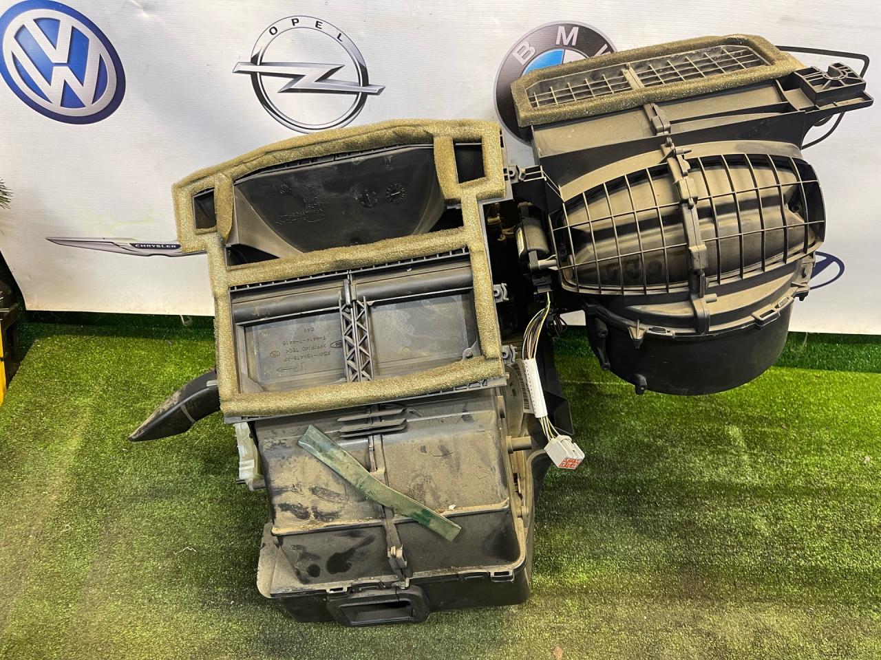 отопитель в сборе (печка) Ford Focus 1 поколение 2001, 2.0 л., EDDB, бензин, АКПП, седан - фото №1