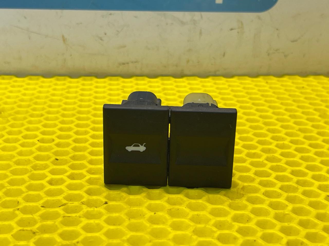 кнопка открытия багажника Ford Mondeo 3 поколение 2003, 2.0 л., бензин, МКПП, универсал, IS7T-198514-AA - фото №1