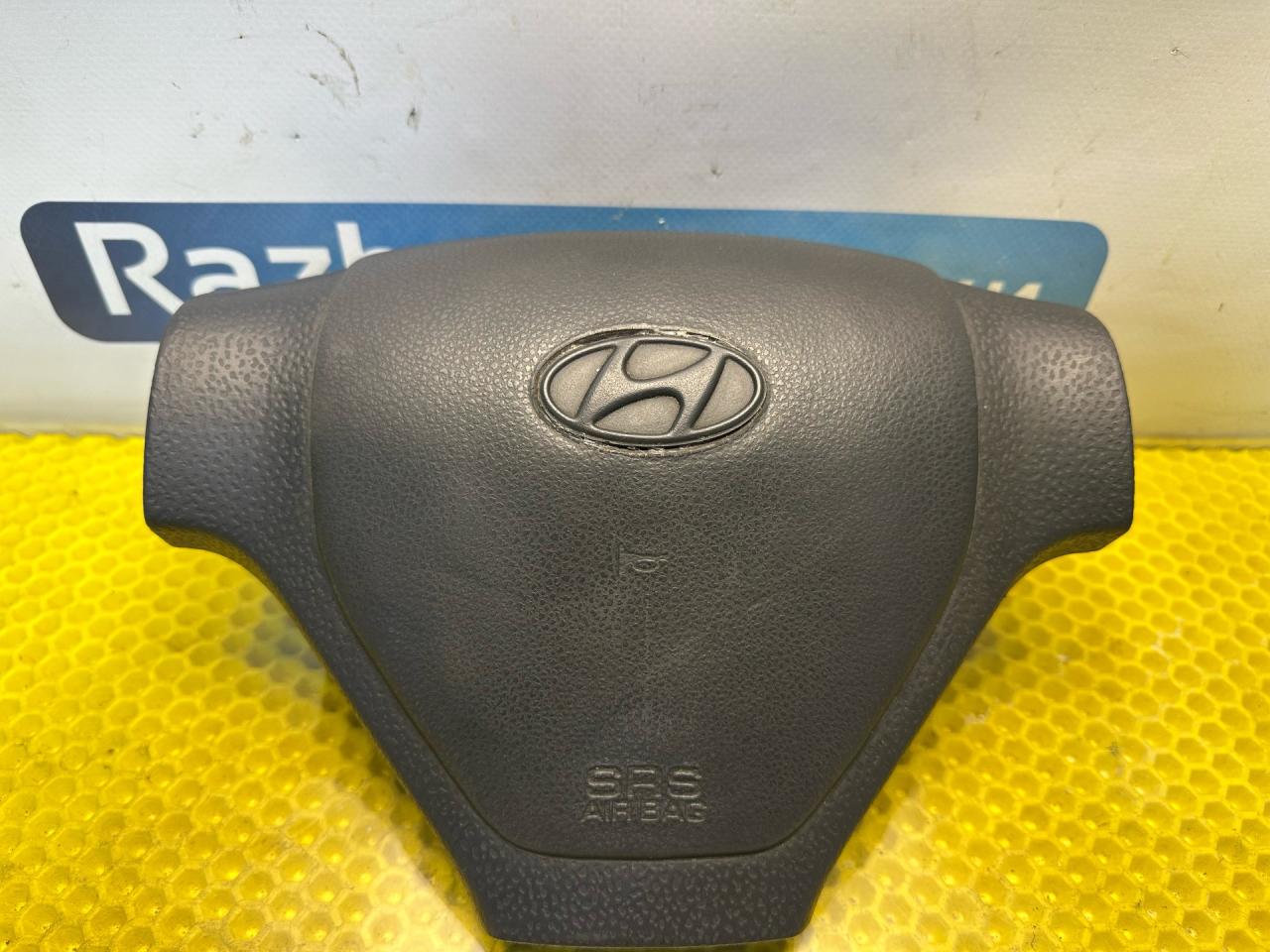 подушка безопасности водителя Hyundai Getz 1 поколение 2005, 1.3 л., G4EA, бензин, МКПП, красный, передний привод - фото №1