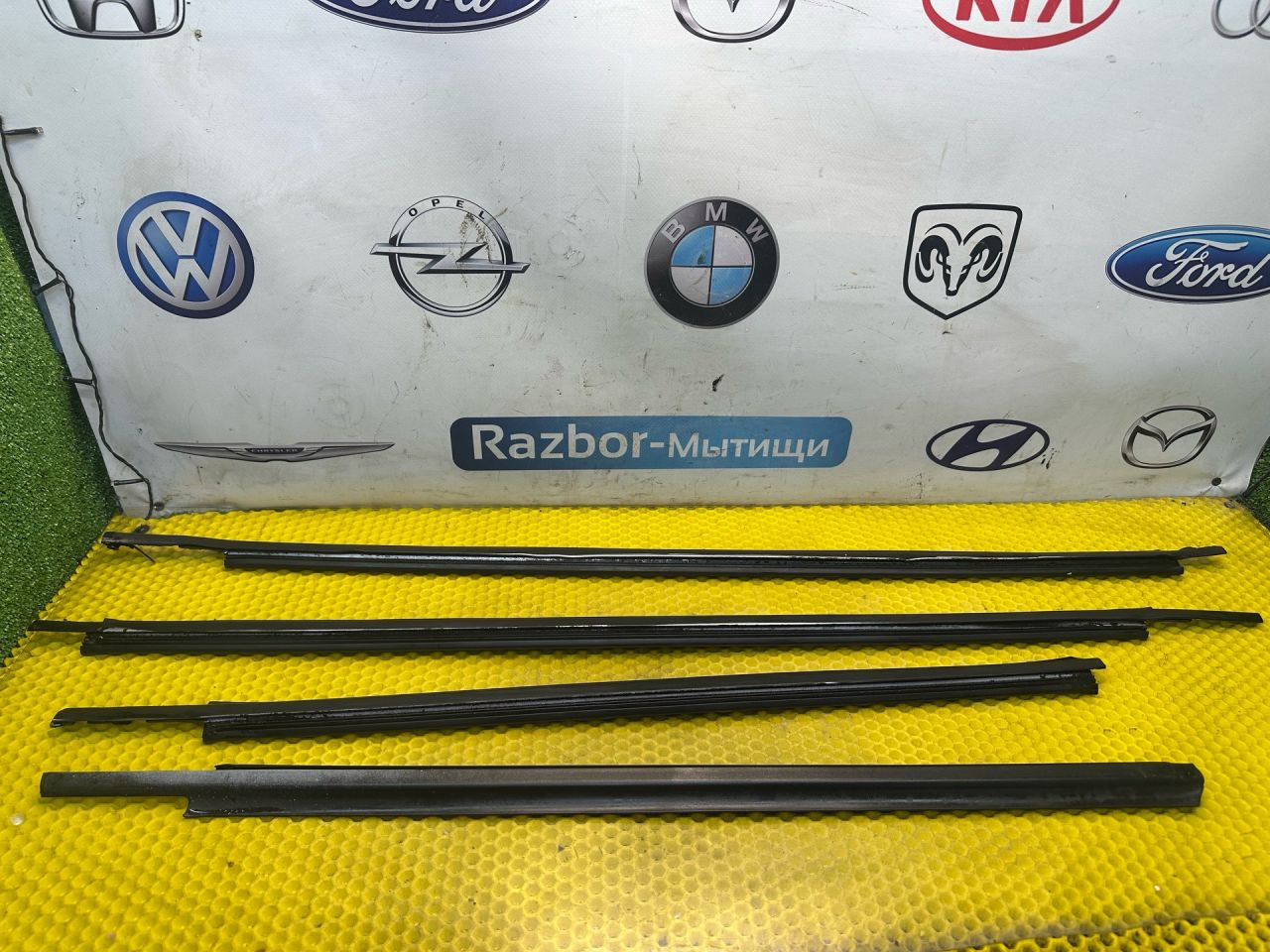 молдинг (накладка кузовная) Ford Mondeo 3 поколение 2002, 2.0 л., бензин, МКПП, седан - фото №1