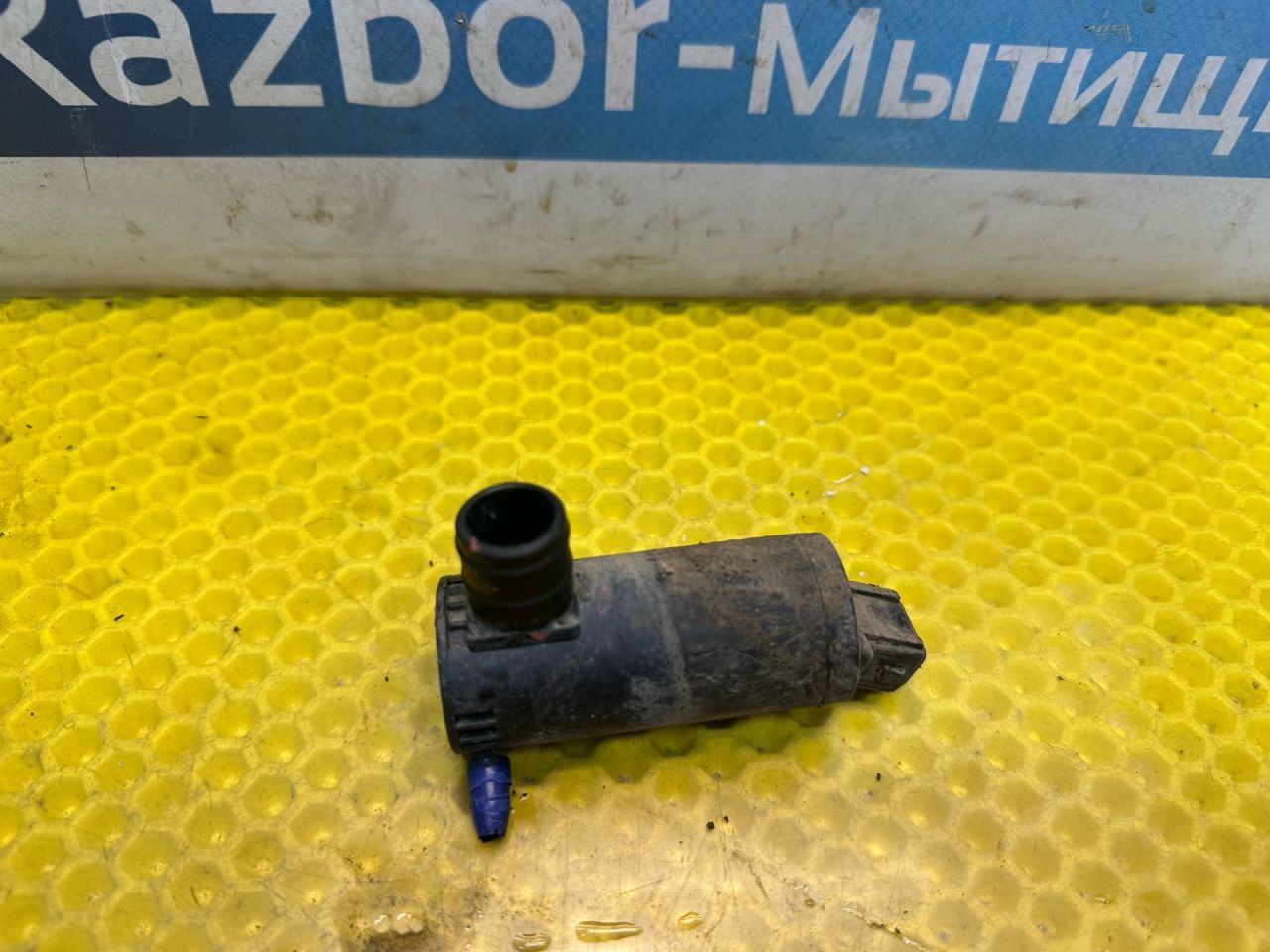 насос (моторчик) омывателя стекла Ford Mondeo 3 поколение 2002, 2.0 л., бензин, МКПП, седан - фото №1