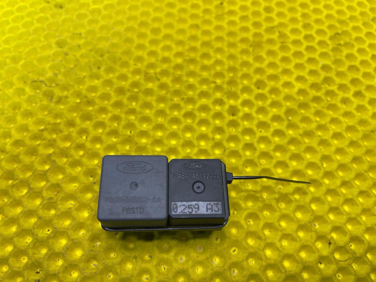 блок управления вентилятором (реле) Ford Focus 1 поколение CAK 2001, 2.0 л., АКПП, F80B-14B192-AA - фото №1