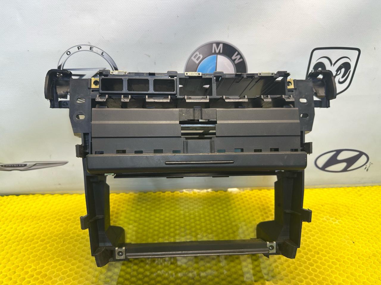 рамка под магнитолу Audi A6 4B/C5 1999, 2.4 л., ALF, бензин, АКПП, седан, 4B0858005C - фото №1