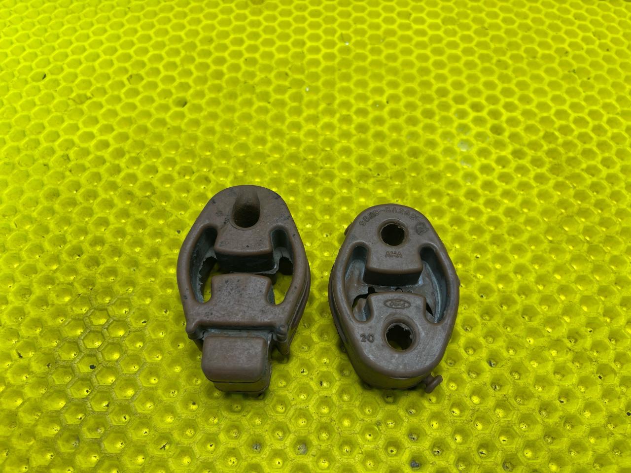 кронштейн глушителя Ford Focus 1 поколение 2001, 2.0 л., EDDB, бензин, АКПП, седан, 262-AE - фото №1