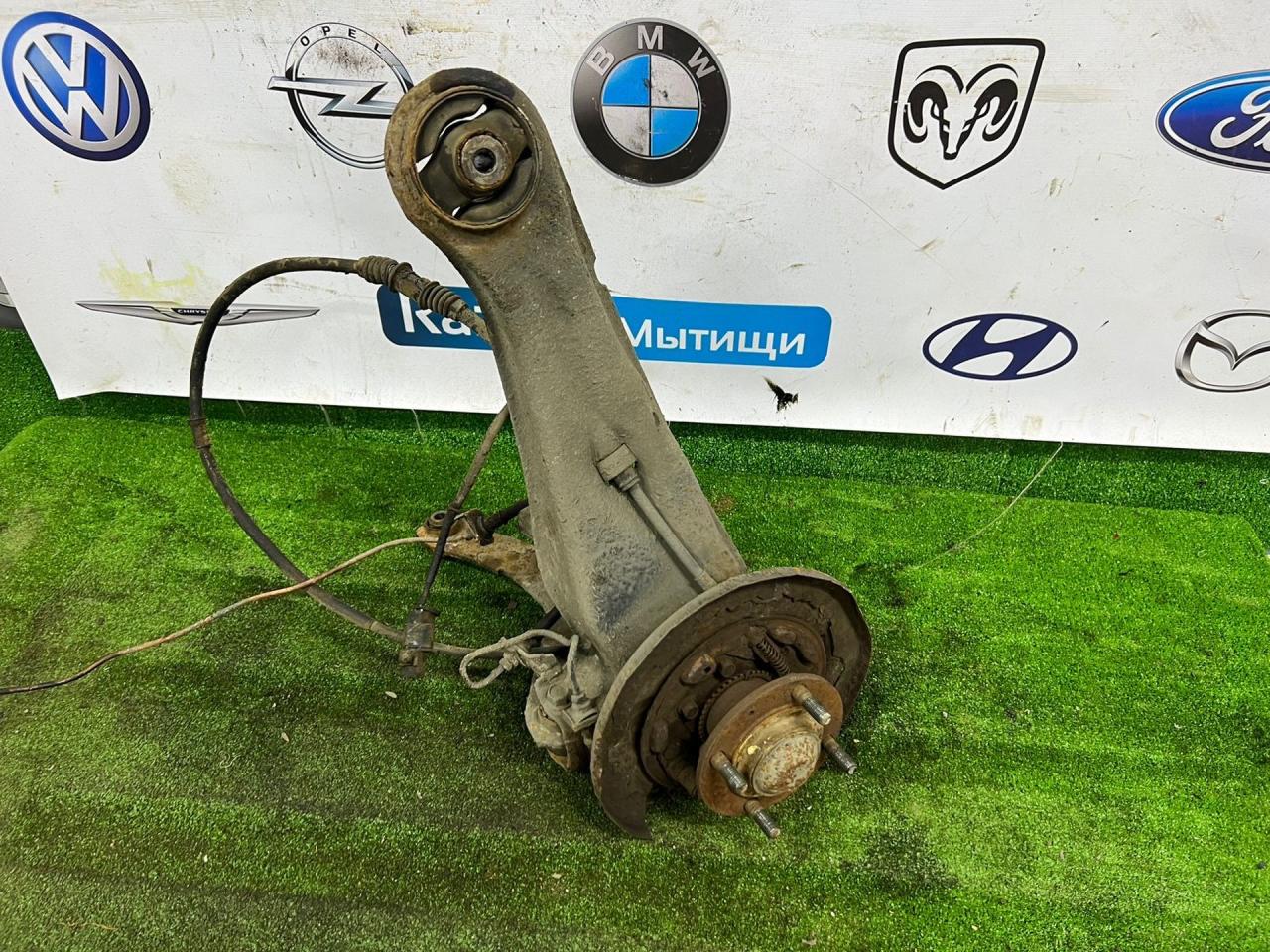 кулак задний правый Mitsubishi Lancer 9 поколение 2004, 1.6 л., 4G18, бензин, АКПП, пурпурный, седан, передний привод - фото №1