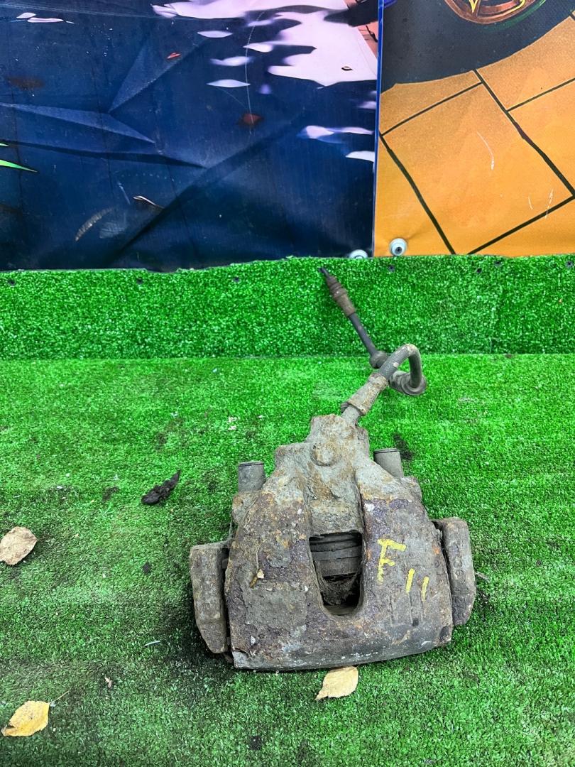 суппорт передний левый Ford Focus 2 поколение BK 2006, 1.4 л., ASDB, бензин, желтый, купе, передний привод - фото №1