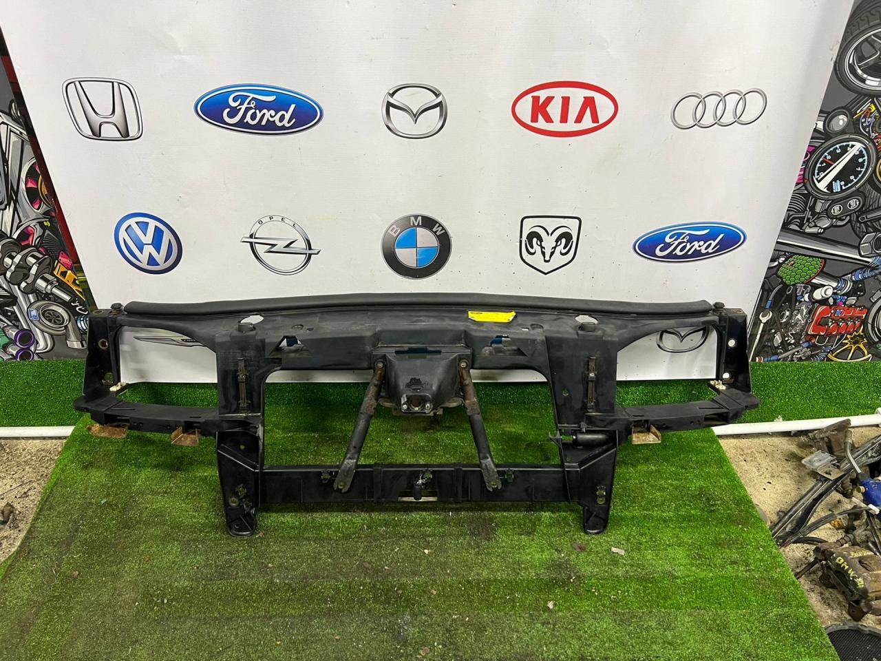 передняя панель крепления облицовки (телевизор) Ford Mondeo 3 поколение 2003, 2.0 л., бензин, МКПП, универсал - фото №1