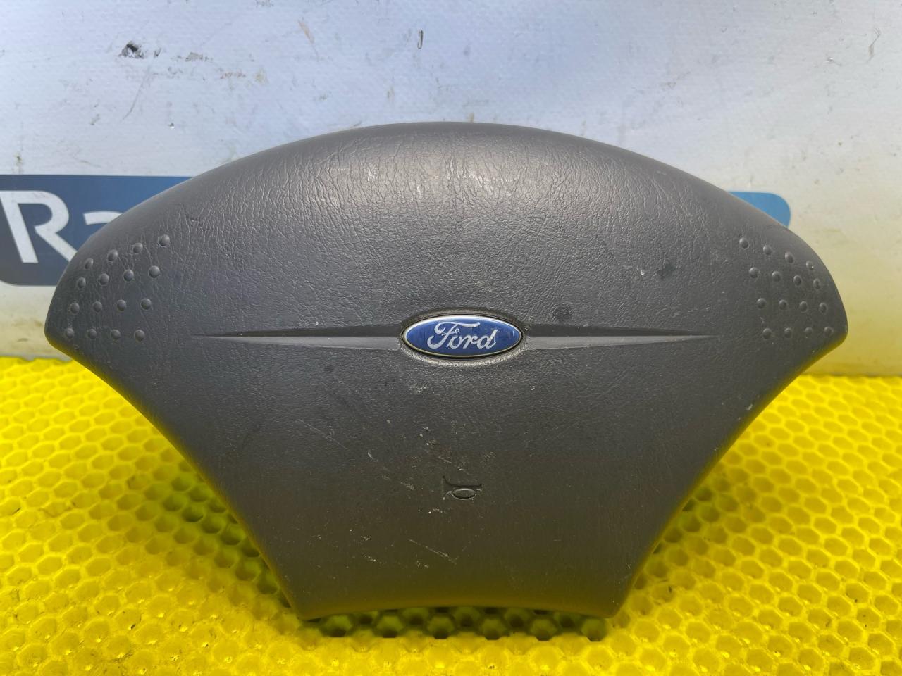 подушка безопасности водителя Ford Focus 1 поколение 2001, 2.0 л., EDDB, бензин, АКПП, седан - фото №1