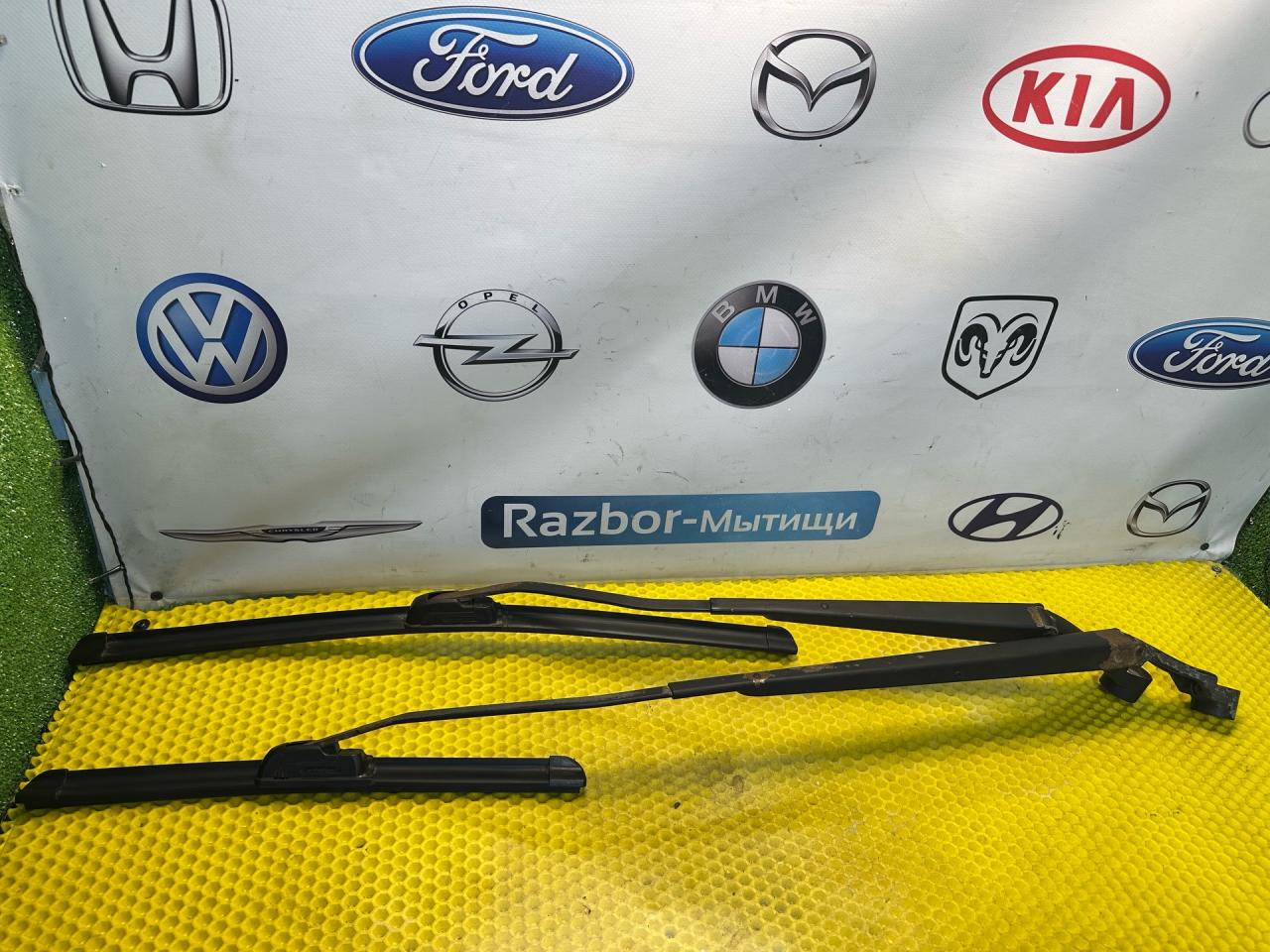 щеткодержатель (поводок стеклоочистителя, дворник) Hyundai Getz 1 поколение 2005, 1.3 л., G4EA, бензин, МКПП, красный, передний привод - фото №1