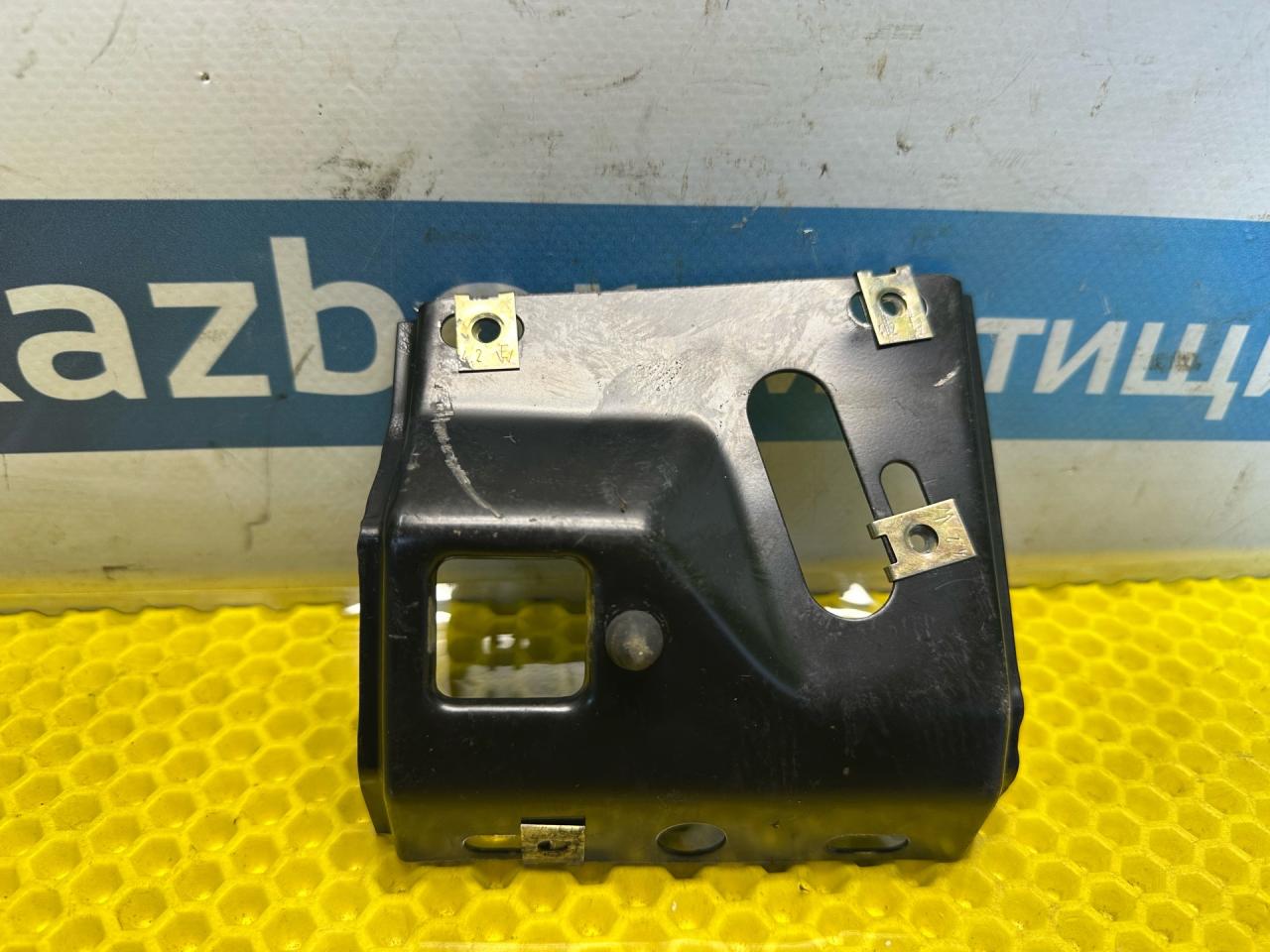 крепление бардачка BMW 5 серия E34 1990, 2.0 л., M50 B20 TU, бензин, МКПП, седан - фото №1