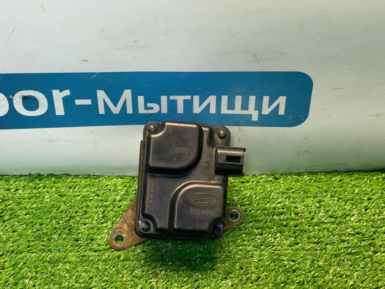 моторчик заслонки печки Ford Focus 1 поколение CAK 2000, 2.0 л., EDBB, бензин, АКПП, черный, седан, передний привод, YS4E-9J559-AC - фото №1
