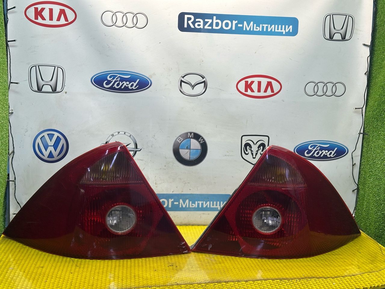 фонари задние (комплект) Ford Mondeo 3 поколение 2002, 2.0 л., бензин, МКПП, седан - фото №1
