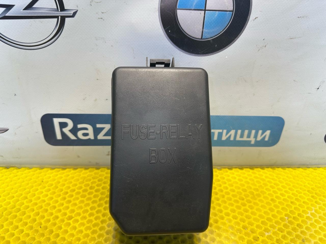 крышка блока предохранителей Hyundai Getz 1 поколение 2005, 1.3 л., G4EA, бензин, МКПП, красный, передний привод - фото №1