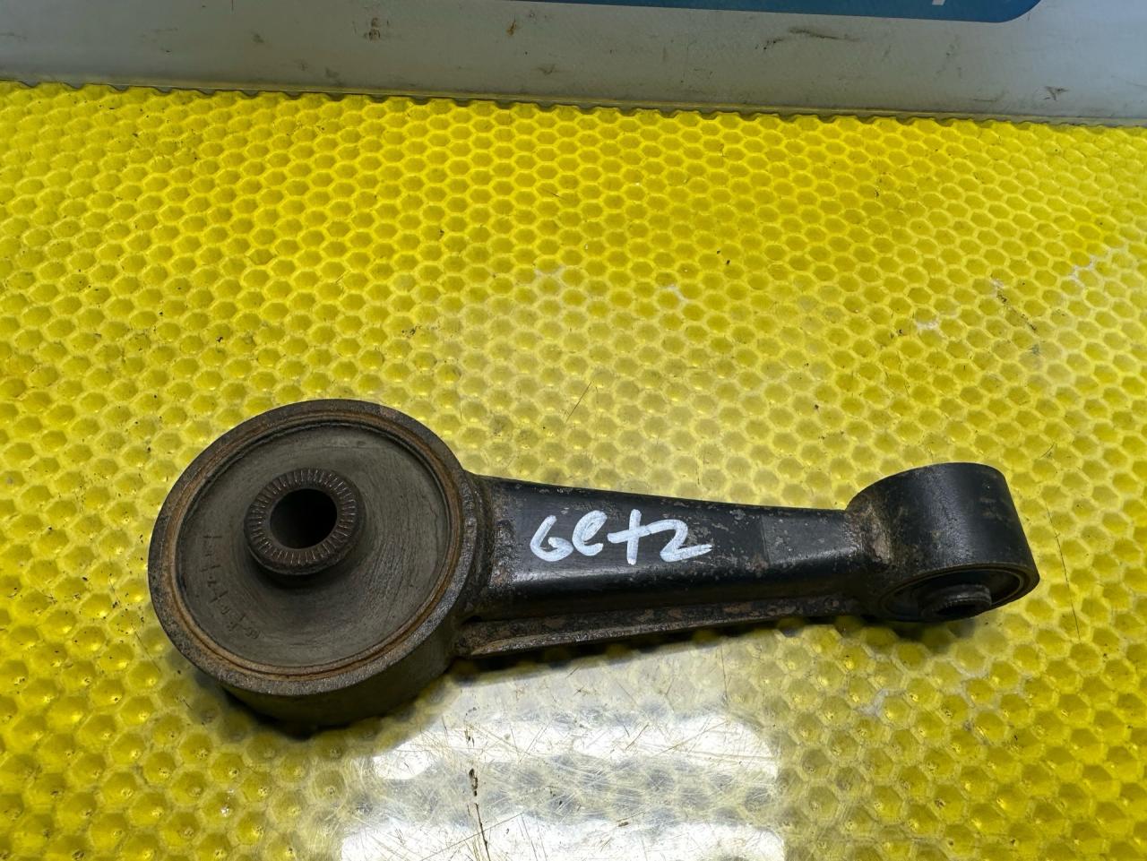 подушка крепления двигателя Hyundai Getz 1 поколение 2005, 1.3 л., G4EA, бензин, МКПП, красный, передний привод, 21935-1C200 - фото №1