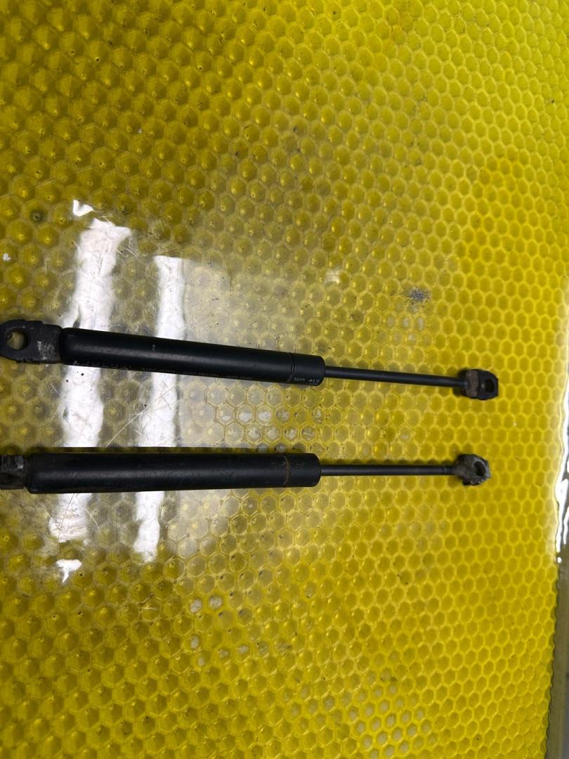 амортизатор капота BMW 5 серия E34 1990, 2.0 л., M50 B20 TU, бензин, МКПП, седан - фото №1