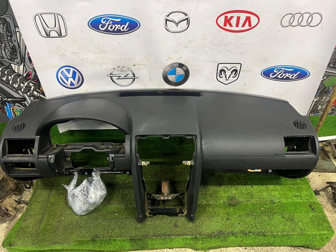 панель передняя салона (торпедо) Ford Mondeo 3 поколение 2003, 2.0 л., бензин, МКПП, универсал - фото №1