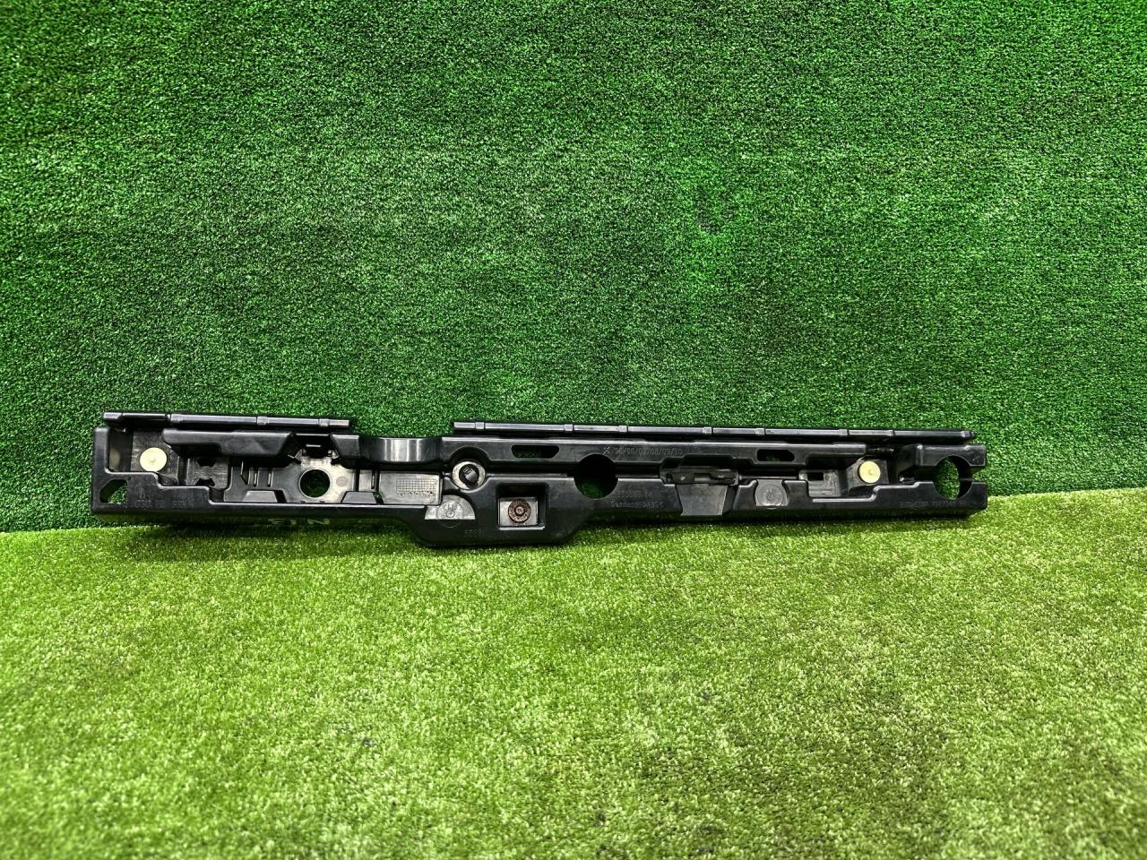 Кронштейн крепления порога BMW 5 серия G30/G31 G30 2018, 4.4 л., N63 B44 C, бензин, АКПП, carbonschwarz metallic (416), седан, 7387346, 51777387346, 51777387346-RH - фото №1