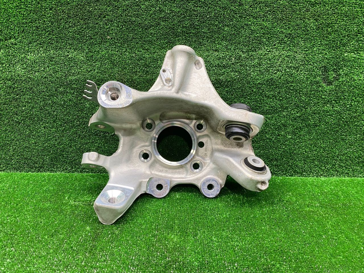 кулак задний правый BMW M5 F90 2018, 4.4 л., S63 B44 B, бензин, седан, 7857068, 7857066, 33307857066 - фото №1