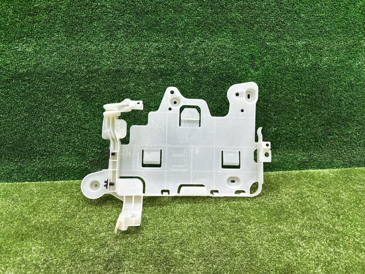 кронштейн блока управления BMW 5 серия G30/G31 G30 2018, 4.4 л., N63 B44 C, бензин, АКПП, carbonschwarz metallic (416), седан, 9331163, 61359331163, 58650910 - фото №1