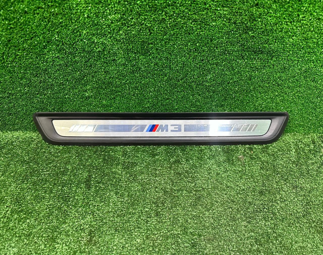 накладка на порог внутренняя BMW M3 G80/G81 G80 2021, 3.0 л., S58B30A, бензин, МКПП, 475, седан, задний привод, 8075021, 8075021, G8OBL.EINSTIEG, 8075021-01, OP.45215, TVM3 - фото №1