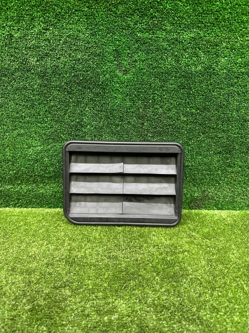 решетка вентиляции багажника BMW 5 серия G30/G31 G30 2018, 4.4 л., N63 B44 C, бензин, АКПП, carbonschwarz metallic (416), седан, 9176945, 64229176945, 22-9176945 - фото №1