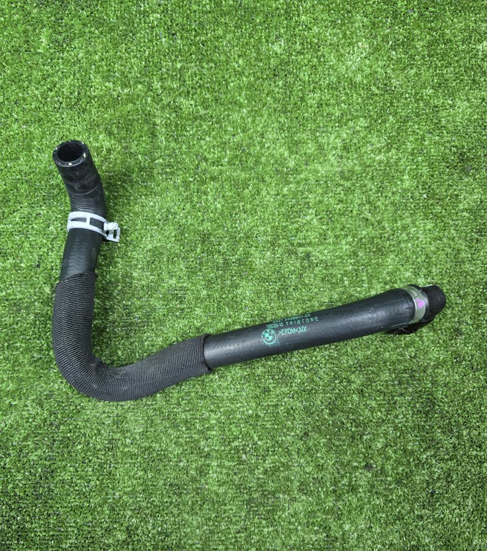 патрубок радиатора BMW X5 G05 2022, 3.0 л., B58B30, бензин, АКПП, 416, внедорожник 5 дв., задний привод, 9398801, 64219398801 - фото №1