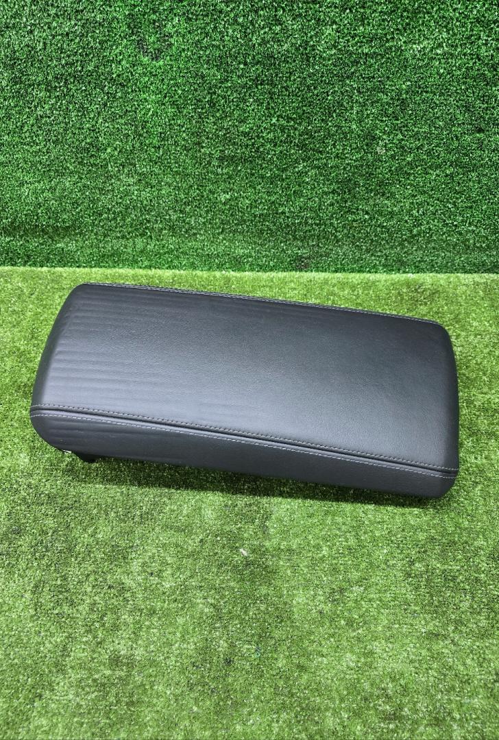 подлокотник BMW M3 G80/G81 G80 2021, 3.0 л., S58B30A, бензин, МКПП, 475, седан, задний привод, 8747597, 51168747597 - фото №1