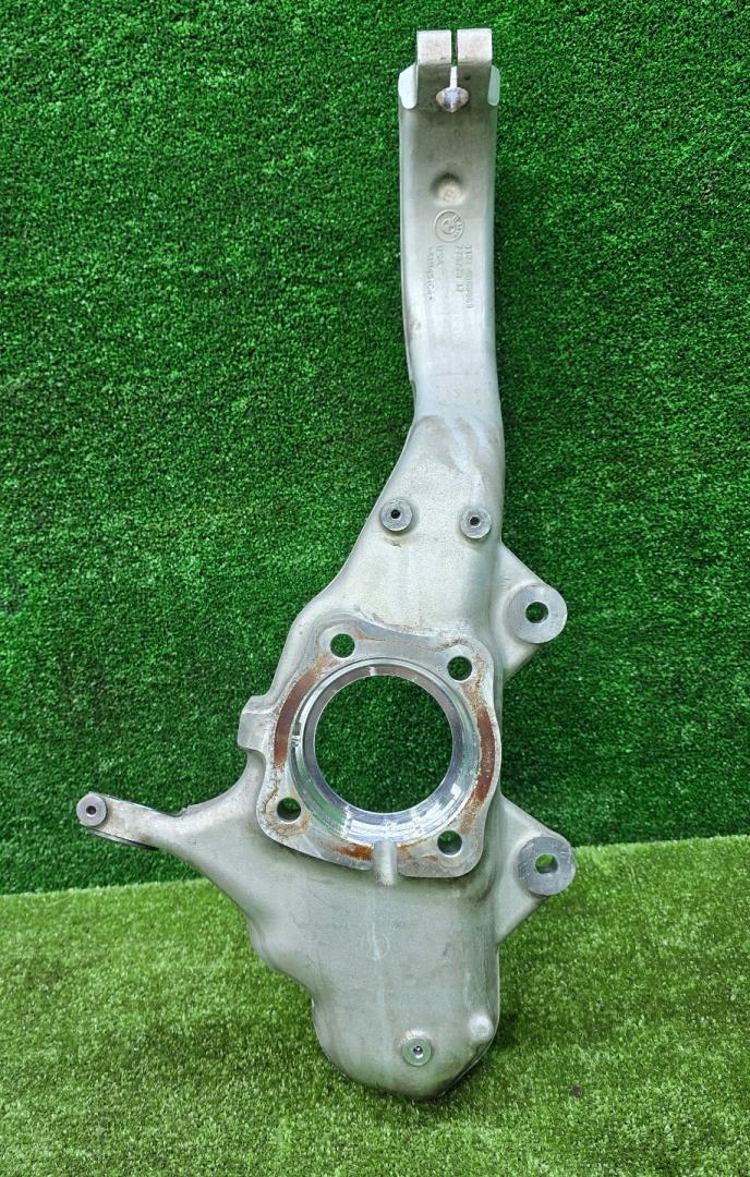 кулак поворотный левый BMW X5 F15 2016, 4.4 л., N63 B44 A, бензин, АКПП, 475, внедорожник 5 дв., полный привод, 6869869, 31216869869 - фото №1