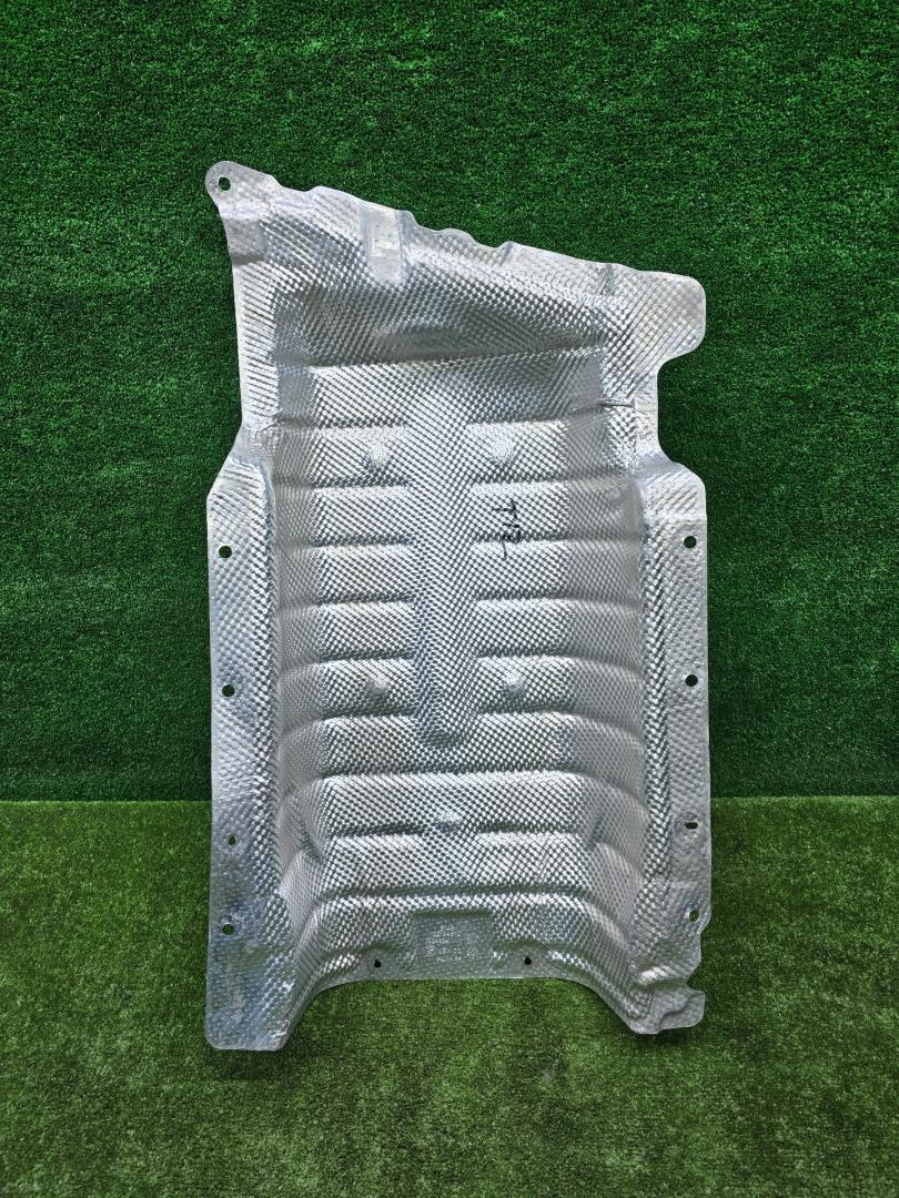 тепловой экран глушителя BMW X5 G05 2022, 3.0 л., B58B30, бензин, АКПП, 416, внедорожник 5 дв., задний привод, 7424924, 51487424924 - фото №1