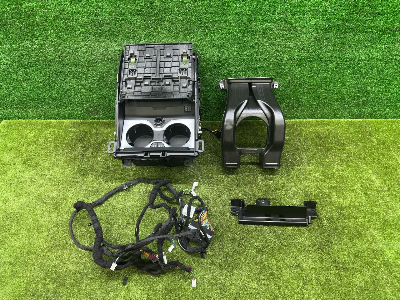 подстаканник BMW X6 G06 [рестайлинг] G06 2023, 3.0 л., B58B30P, бензин, АКПП, carbonschwarz metallic (416), внедорожник 5 дв., полный привод, 5A34FE9, 6831286, 5A34FE9, 6831286, 9399726, 51169399726, 5A5B121, 5A5B121