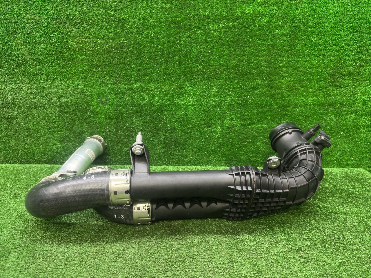 патрубок интеркулера BMW M3 G80/G81 G80 2021, 3.0 л., S58B30A, бензин, МКПП, 475, седан, задний привод, 8054841, 13718054841, 8054842, 8089754, 13718089754, 8054840, 13718054840, 13718054842 - фото №1