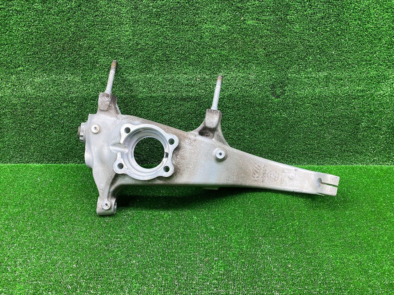 кулак поворотный правый BMW M5 F90 2018, 4.4 л., S63 B44 B, бензин, седан, 7857012, 31107857012 - фото №1