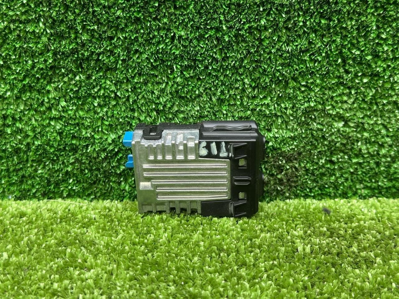 разъем AUX / USB BMW 5 серия G60/G61 2025, 2.0 л., бензин, a90, седан, задний привод, правый руль, 5B51C73, 84105B51C73 - фото №1