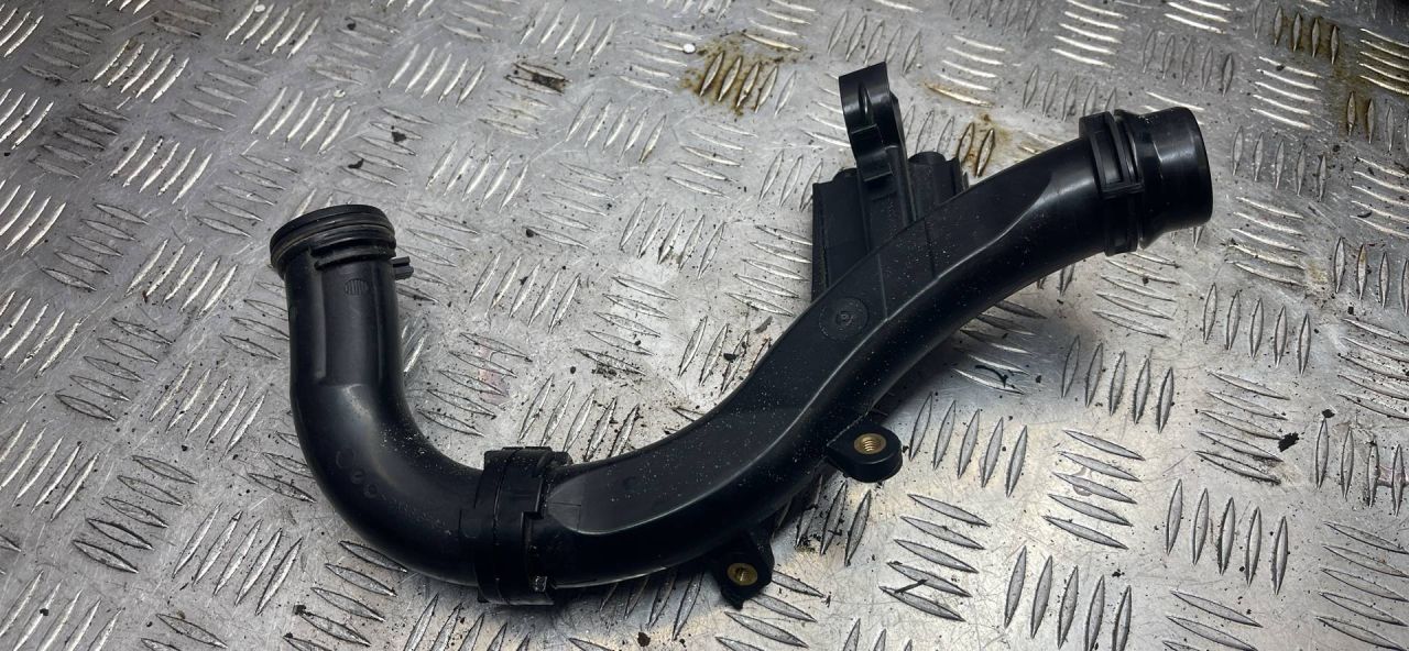 патрубок радиатора Mercedes-Benz C-Класс W205/S205/C205 2016, 2.0 л., M 274.920, бензин, задний привод - фото №1