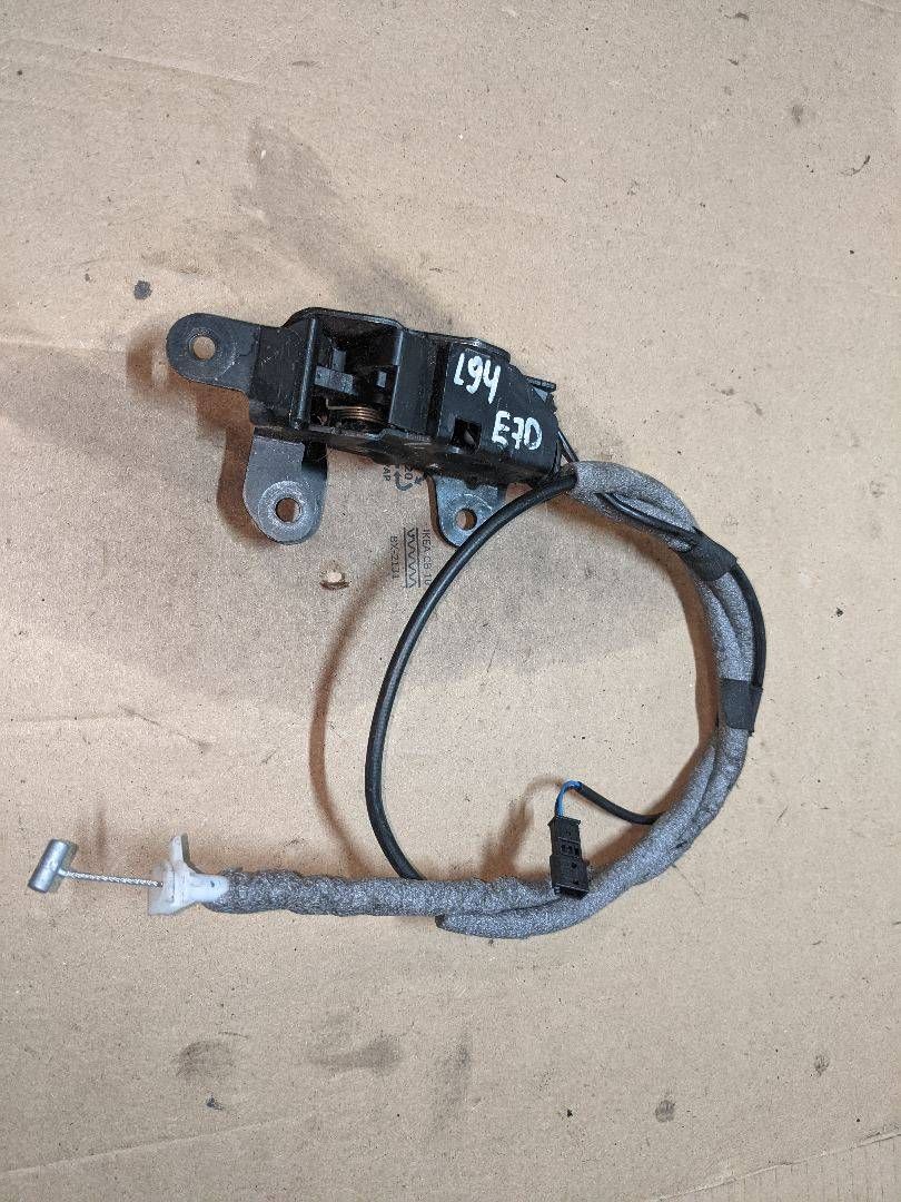 замок заднего борта BMW X5 E70 2009, 3.0 л., дизель, АКПП, серый, внедорожник 5 дв. - фото №1