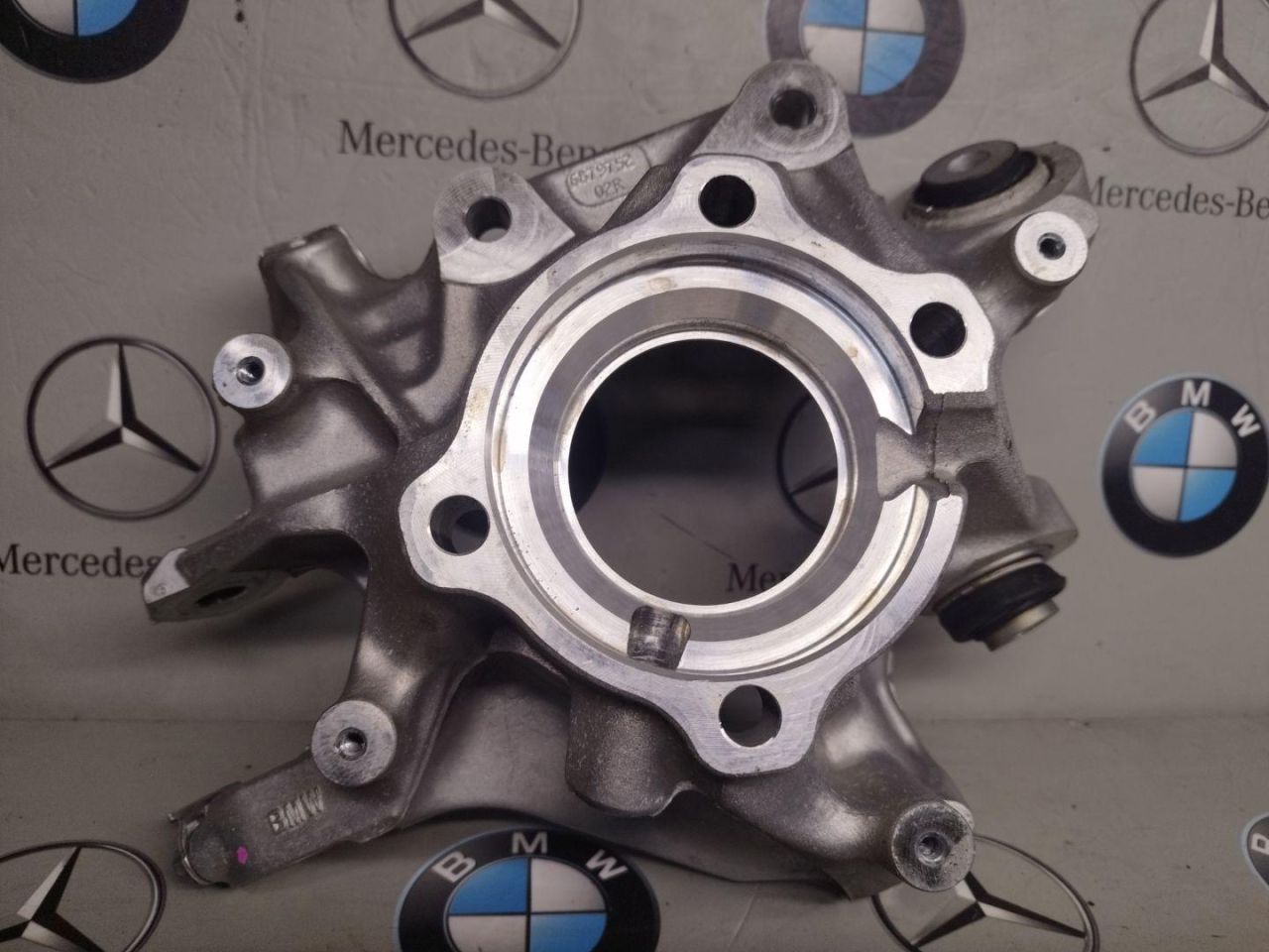 кулак поворотный правый BMW 2023, 2.0 л., бензин, 416, 6879752 - фото №1