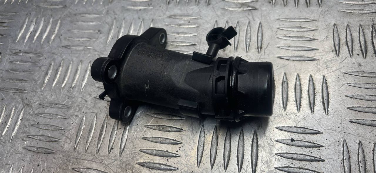 фланец (тройник) системы охлаждения BMW 5 серия G30/G31 2018, 2.0 л., B48 B20 A, бензин, задний привод, правый руль, 8511205 - фото №1