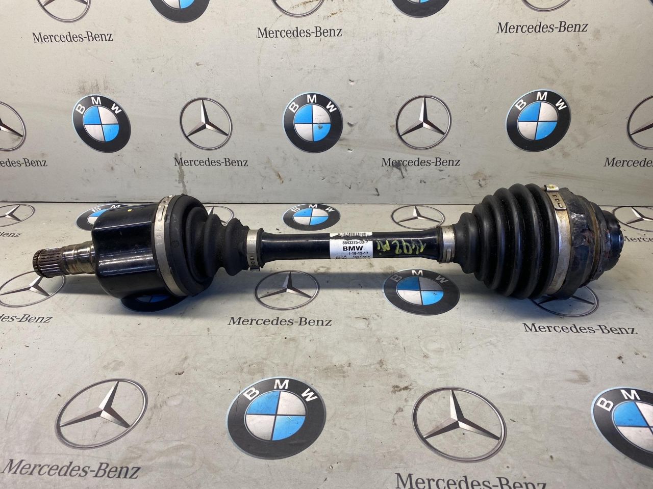 полуось передняя левая (приводной вал, ШРУС) BMW X1 F48 2018, 2.0 л., бензин, АКПП, 8643375 - фото №1