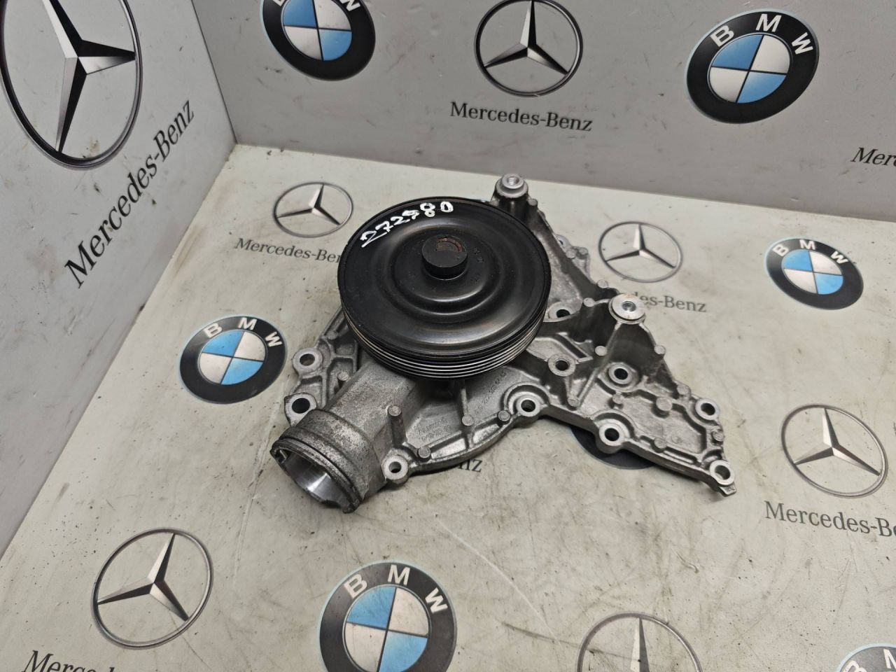 помпа Mercedes-Benz C-Класс W204/S204 2010, 3.5 л., M 272.980, бензин, A2722010601 - фото №1