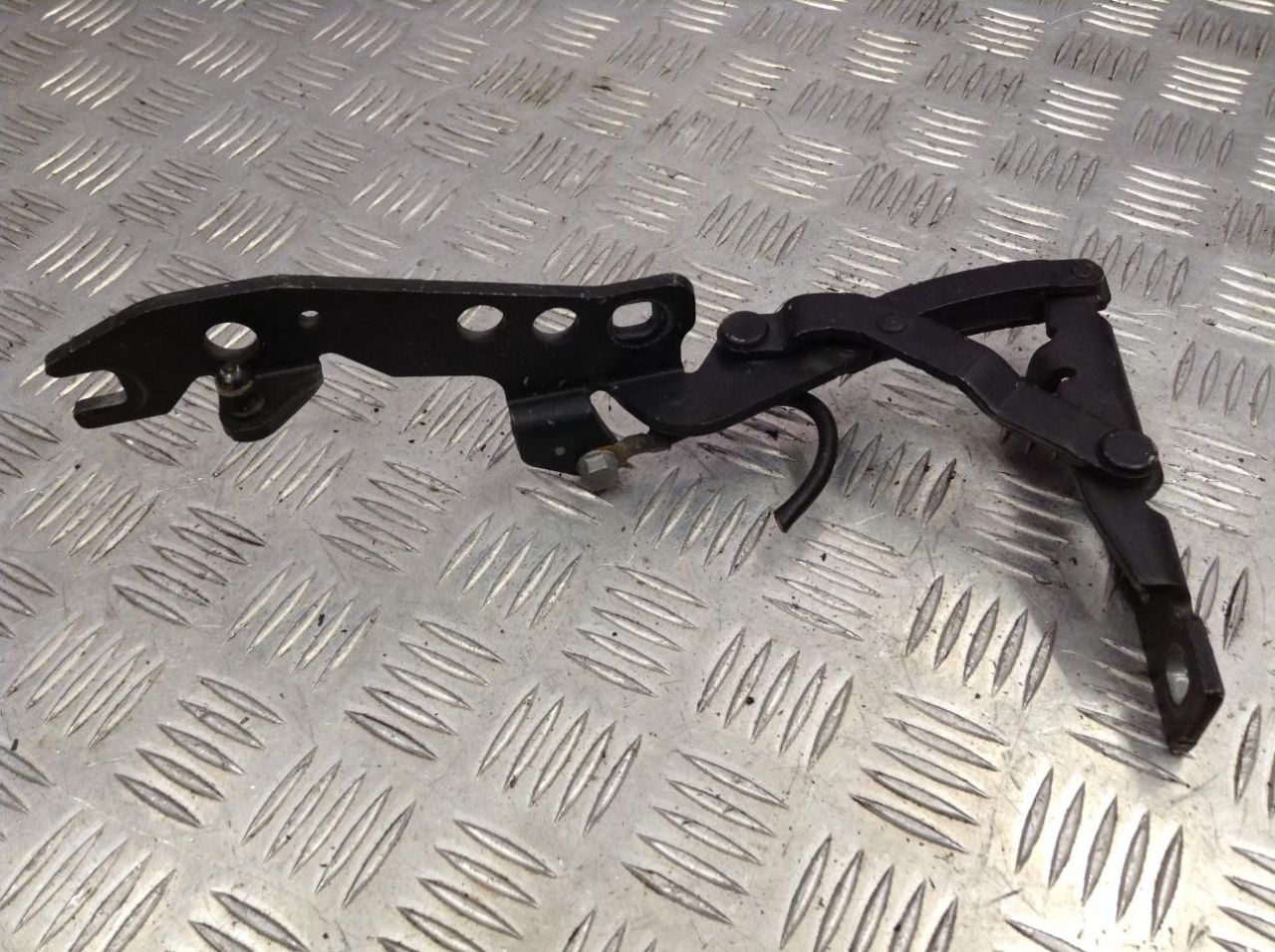 петля капота правая BMW 6 серия E63/E64 2006, 3.0 л., N52 B30 A, бензин, АКПП, черный, купе, задний привод, правый руль, 7064160 - фото №1