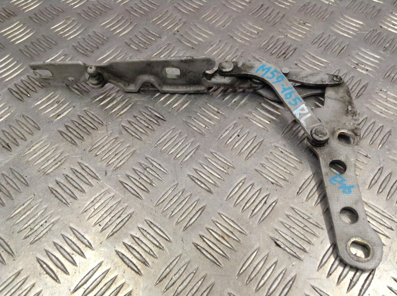 петля крышки багажника BMW 3 серия E46 2002, 2.0 л., дизель, АКПП, седан - фото №1