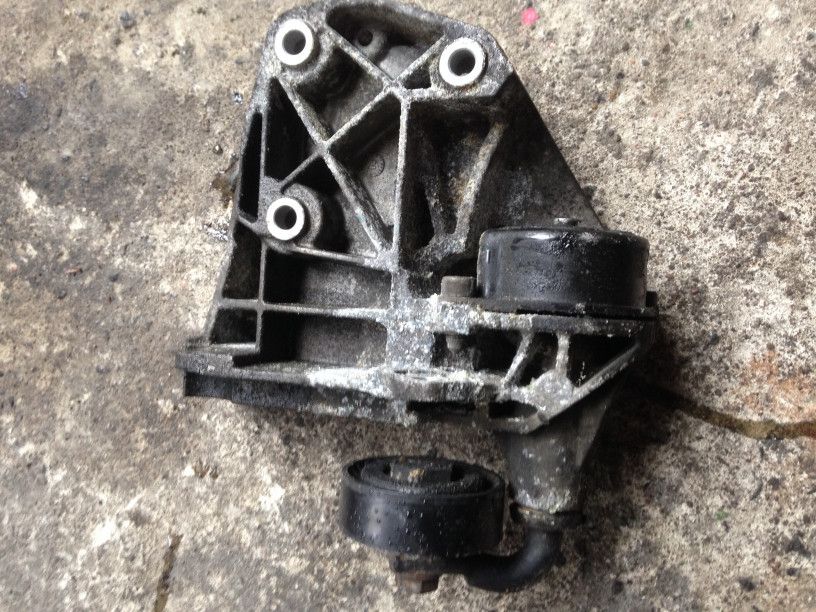 кронштейн компрессора кондиционера BMW 5 серия E60/E61 2005, 3.0 л., дизель, АКПП, синий, седан, 7786708 - фото №1